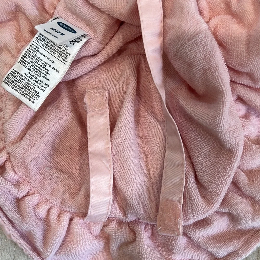 Old Navy Baby girls soft pink hat with strap terry cloth interior 12-18 mos